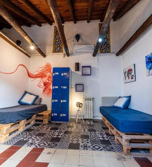 اتاق چهار تخته با دستشویی مشترک, Amaka House