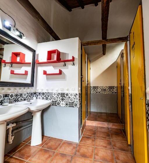 اتاق چهار تخته با دستشویی مشترک, Amaka House