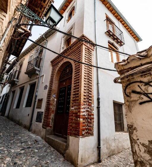 اتاق استاندارد چهار تخته, Amaka House