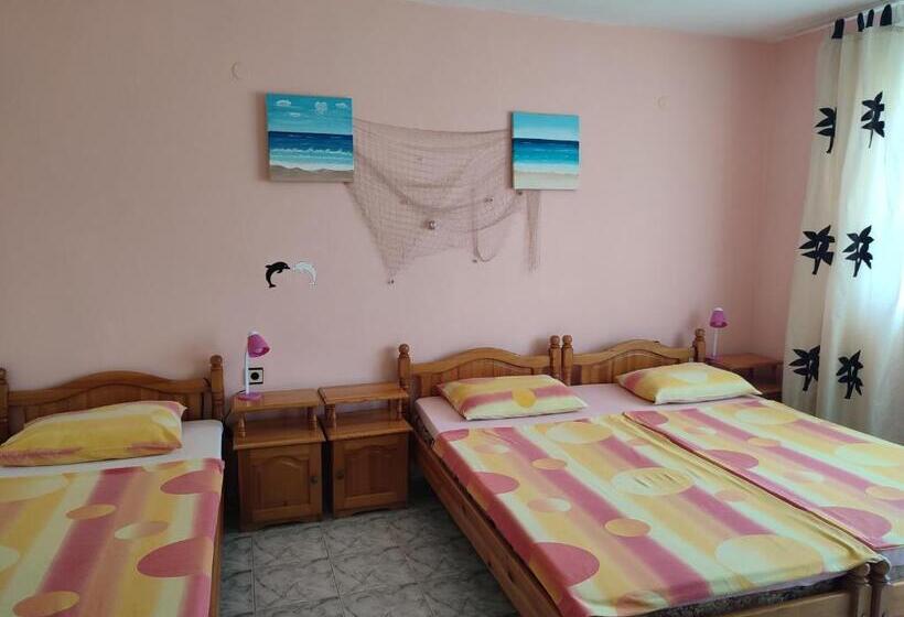 带阳台的三人标准间, къща за гости василеви синеморец   Guest House Vasilevi Sinemorets