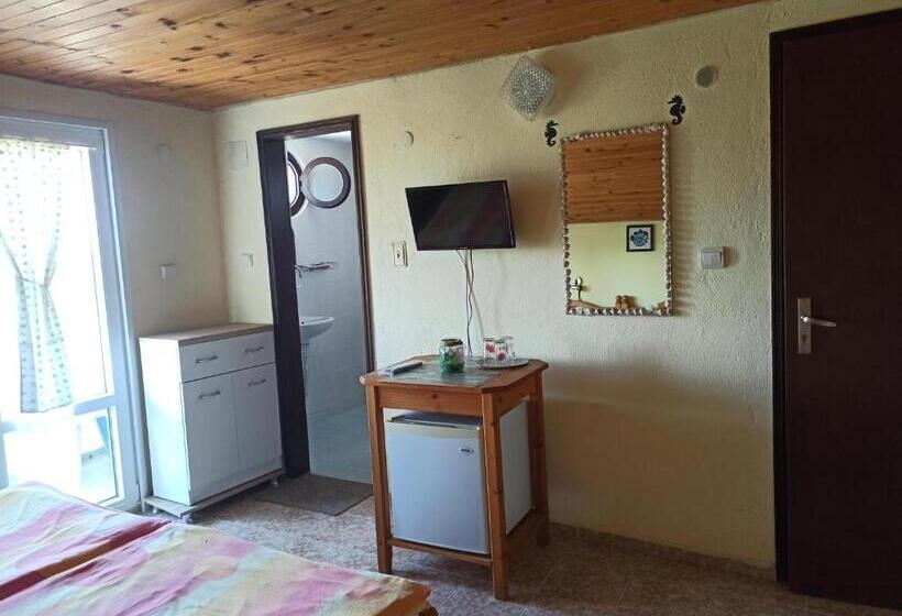 带阳台的三人标准间, къща за гости василеви синеморец   Guest House Vasilevi Sinemorets