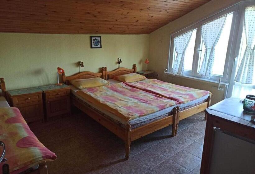 带阳台的三人标准间, къща за гости василеви синеморец   Guest House Vasilevi Sinemorets