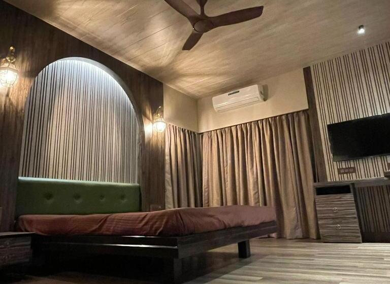 اتاق لوکس با بالکن, Cold Spot Village Resort