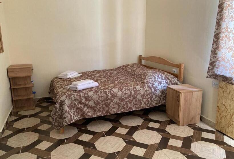 Economy Triple Room, White House
