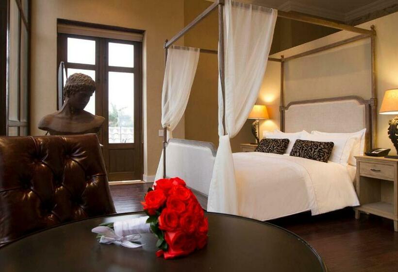 سوئیت با بالکن, Bastion Luxury