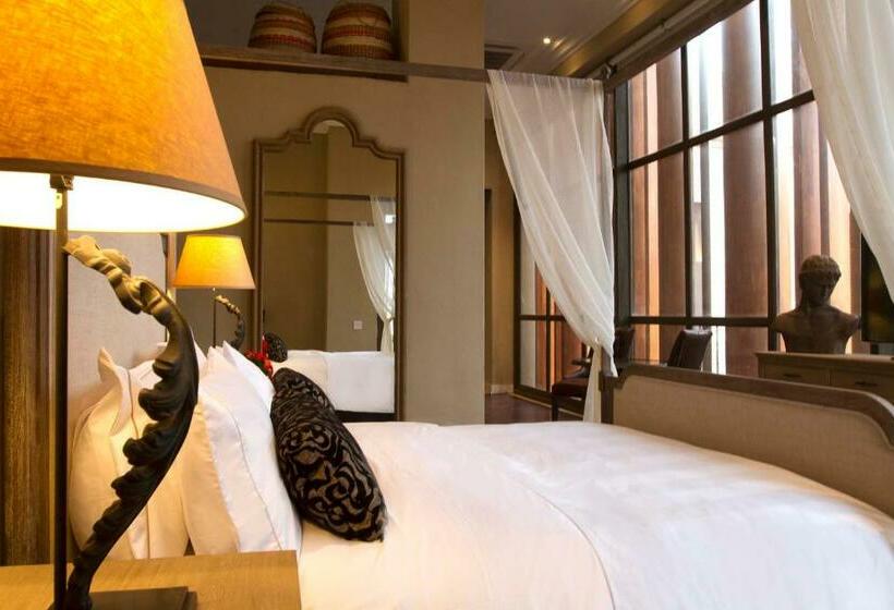 سوئیت با بالکن, Bastion Luxury