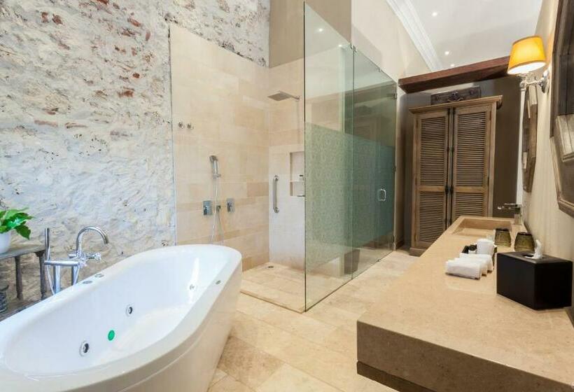 سوئیت با بالکن, Bastion Luxury