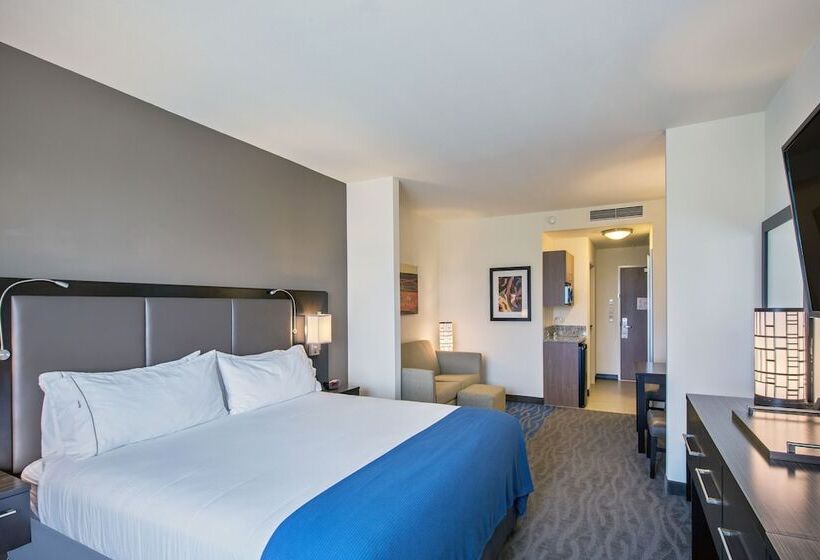 Suite Adapted for people with reduced mobility, Holiday Inn Express & Suites Kailuakona