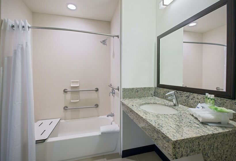 Suite Adapted for people with reduced mobility, Holiday Inn Express & Suites Kailuakona