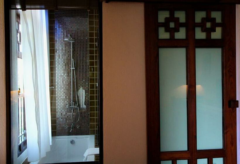 اتاق لوکس, The Balcony Chiang Mai Village