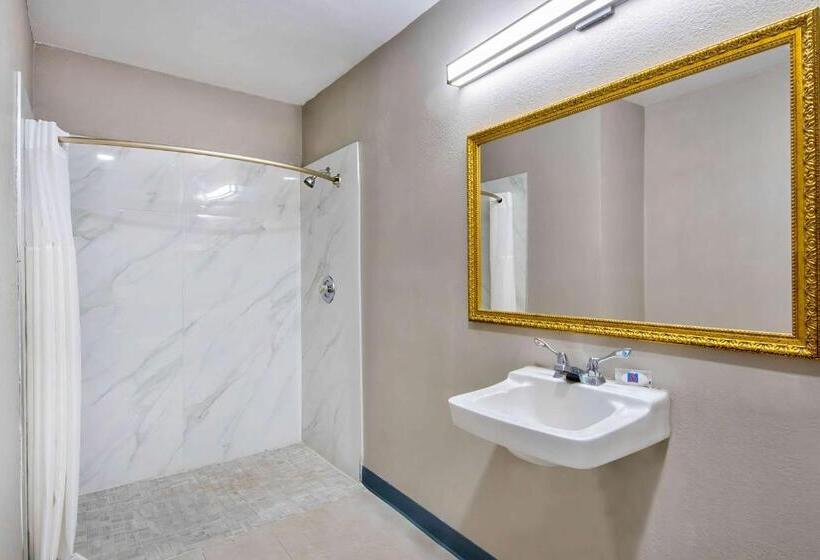 اتاق استاندارد با تخت بزرگ برای معلولان, Studio 6  Texas City, Tx