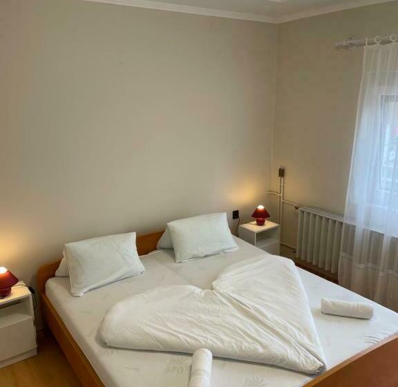 اتاق استاندارد, Pingvin Cukrászda Apartman Felső Szint