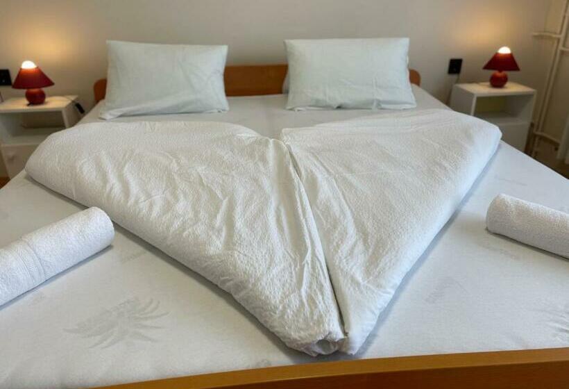 اتاق استاندارد, Pingvin Cukrászda Apartman Felső Szint