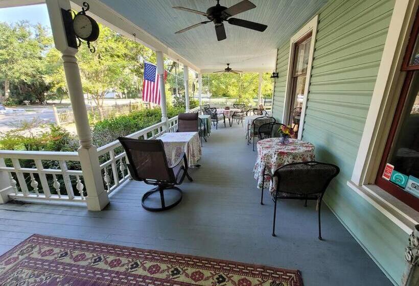 اتاق استاندارد, Southern Charm In The Camellia Rose Inn