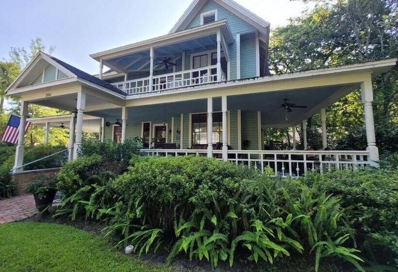 اتاق استاندارد, Southern Charm In The Camellia Rose Inn