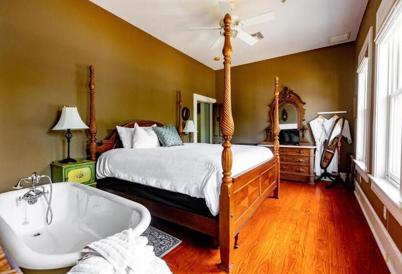 اتاق استاندارد, Southern Charm In The Camellia Rose Inn