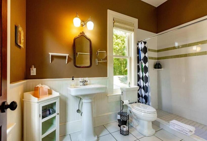 اتاق استاندارد, Southern Charm In The Camellia Rose Inn