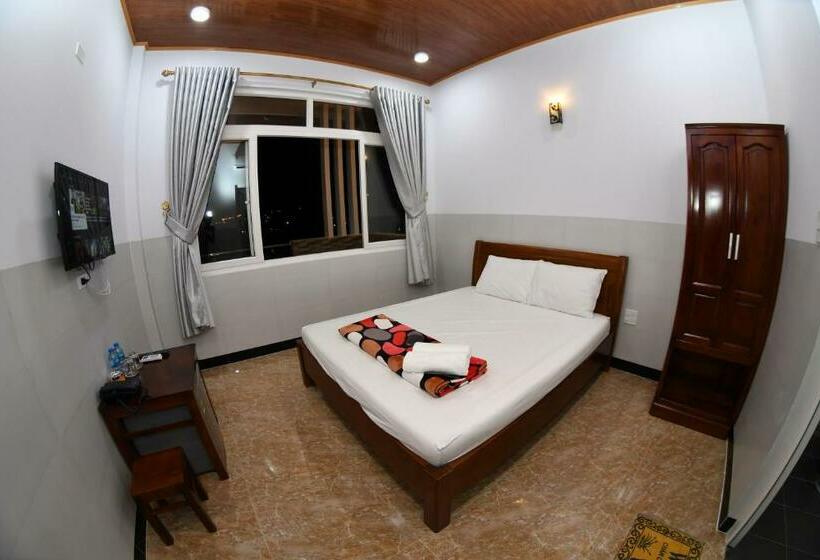 اتاق استاندارد با بالکن و چشم‌انداز دریا, Nhà Nghỉ Hùng Hoa