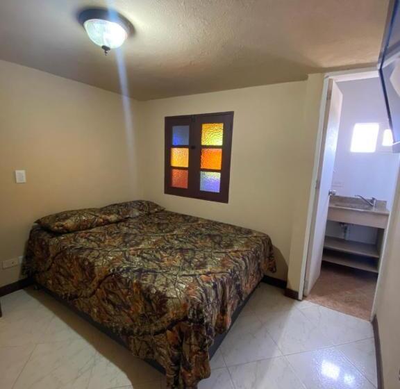 اتاق استاندارد با چشم‌انداز استخر, Hostal Hollywood Inn Ii