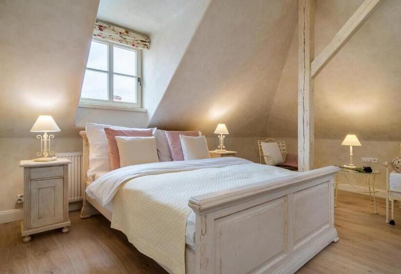 اتاق استاندارد سه نفره, Boutique Hotel Soukeníkův Dům
