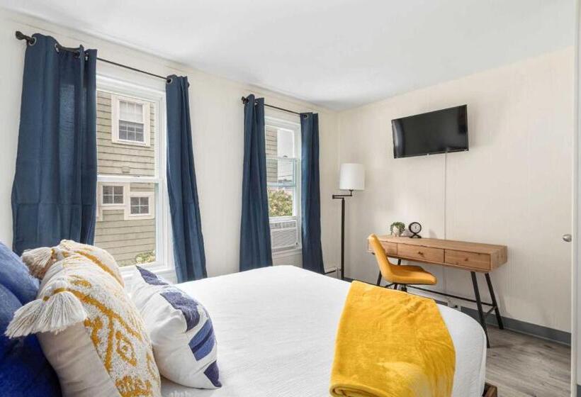 Deluxe Suite, The Beverly