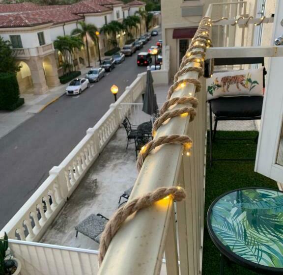 استودیو استاندارد با بالکن, Palm Beach Historic Hotel With Juliette Balconies! 2 Blocks From Beach!
