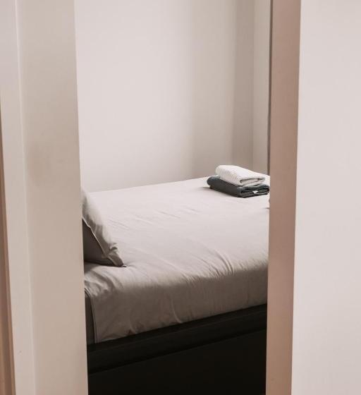 استودیوی استاندارد, Central And Cozy In Brussels