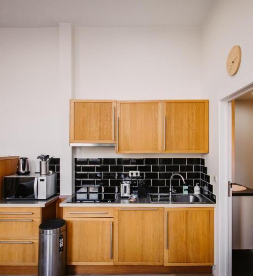 استودیوی استاندارد, Central And Cozy In Brussels