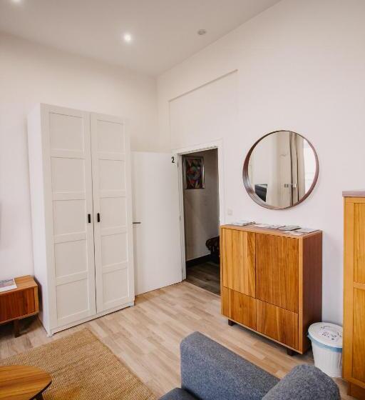 استودیوی استاندارد, Central And Cozy In Brussels