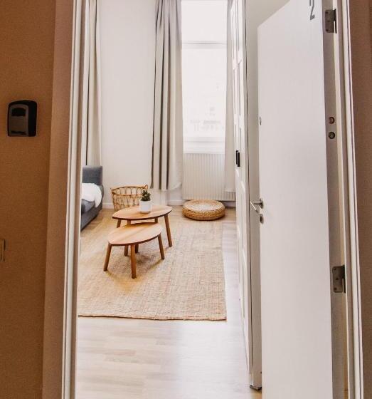 استودیوی استاندارد, Central And Cozy In Brussels
