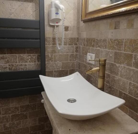 اتاق استاندارد با تخت بزرگ, Weiss Little Palace