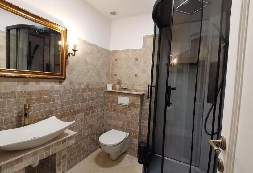 اتاق استاندارد با تخت بزرگ, Weiss Little Palace