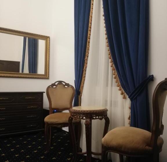 اتاق لوکس با چشم‌انداز, Weiss Little Palace