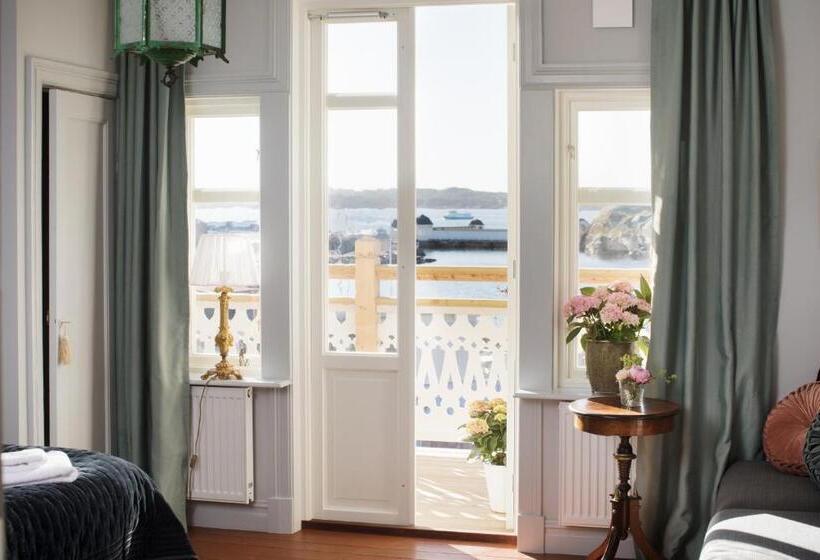 اتاق لوکس با بالکن و چشم‌انداز دریا, Strandflickornas Annex Gula Villan