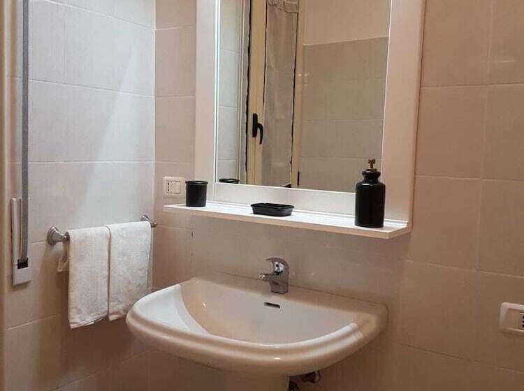 اتاق لوکس با بالکن, B&b Della Stazione