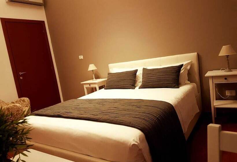 اتاق لوکس با بالکن, B&b Della Stazione