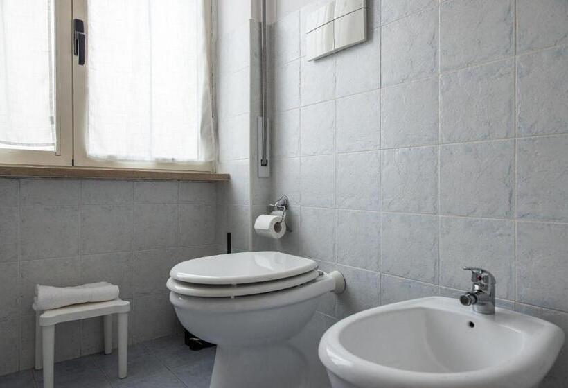 اتاق استاندارد سه تخته با بالکن, B&b Della Stazione