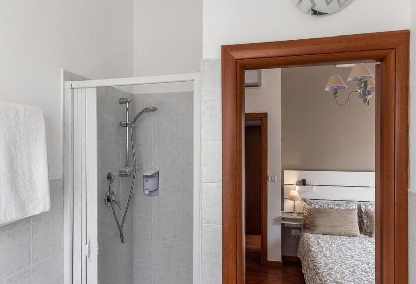 اتاق استاندارد سه تخته با بالکن, B&b Della Stazione