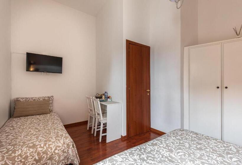 اتاق استاندارد سه تخته با بالکن, B&b Della Stazione