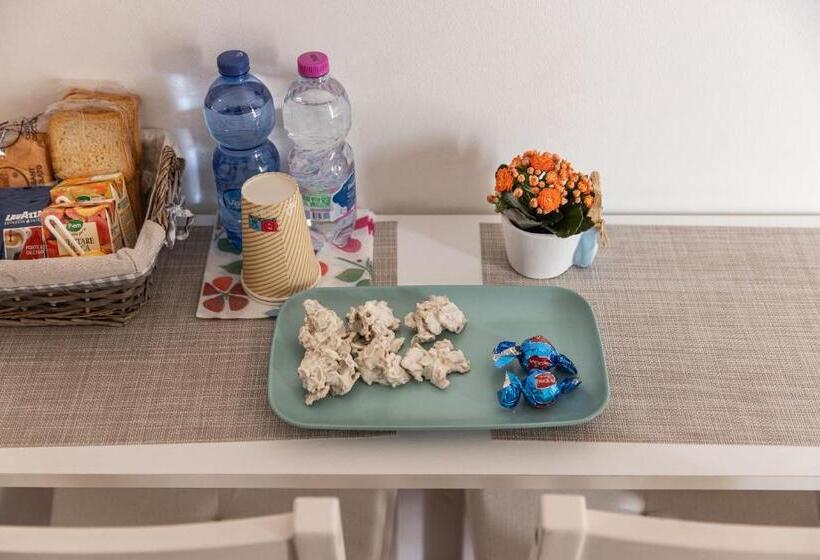 اتاق استاندارد سه تخته با بالکن, B&b Della Stazione