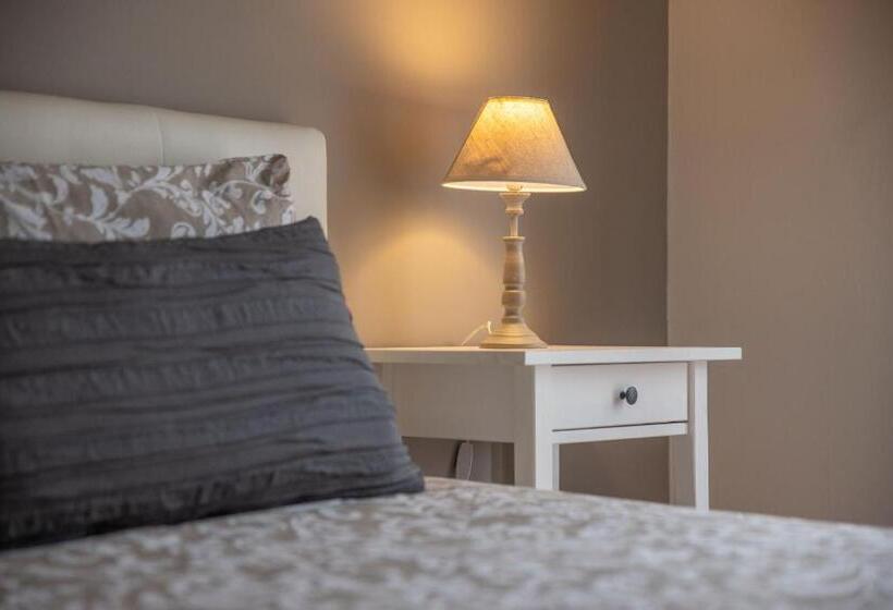 اتاق لوکس با بالکن, B&b Della Stazione