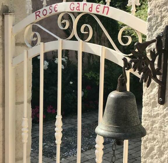 اتاق استاندارد با چشم‌انداز باغ, Rose Garden Mezzanine