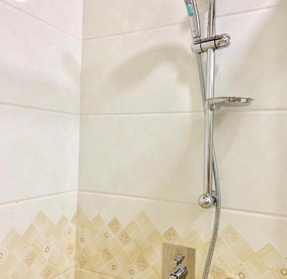 اتاق لوکس, Endhaa, Divers Home
