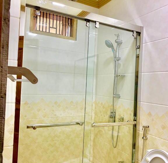 اتاق لوکس, Endhaa, Divers Home