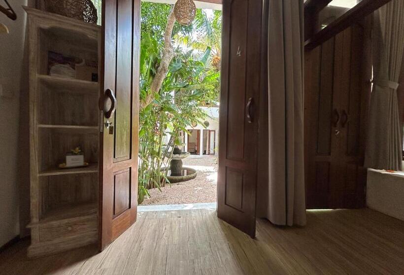 اتاق سوپریور, Sannyas Boutique