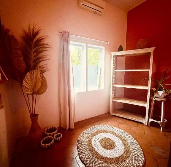 اتاق لوکس با تخت بزرگ, Sannyas Boutique
