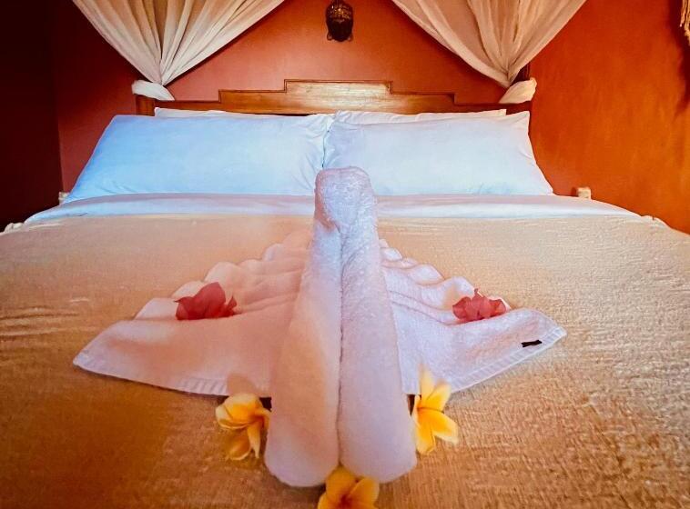 اتاق لوکس با تخت بزرگ, Sannyas Boutique