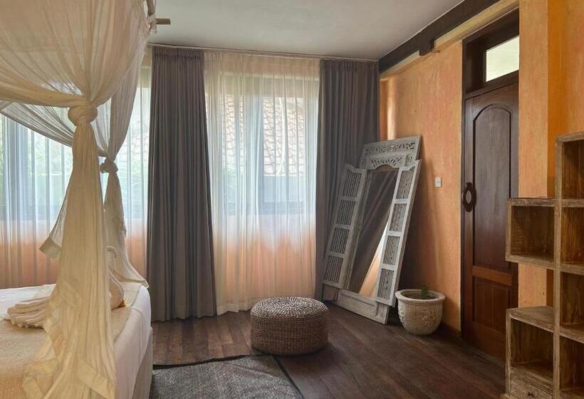 اتاق لوکس, Sannyas Boutique