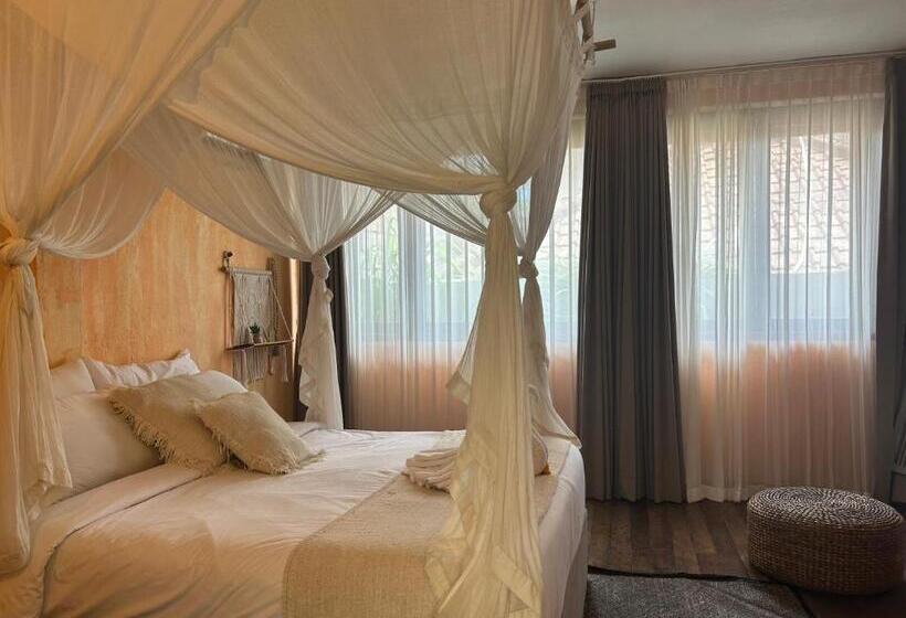 اتاق لوکس, Sannyas Boutique
