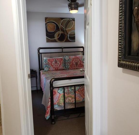 آپارتمان 1 خوابه با چشم‌انداز استخر, The Victorian Condo/